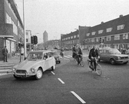 855262 Afbeelding van het overstekende verkeer op de kruising van de Amsterdamsestraatweg en de Marnixlaan ...